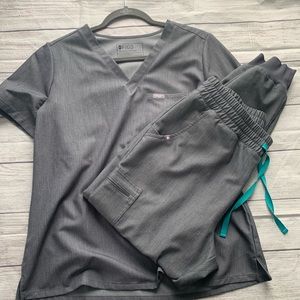 Figs Zamora High Waisted Jogger Scrub Pant and Catarina One Pocket Scrub Top (L)